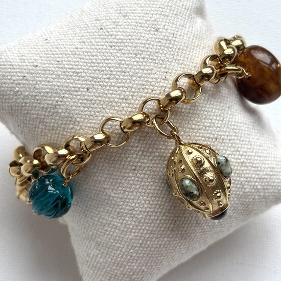 Rokassprādze ar piekariņiem 